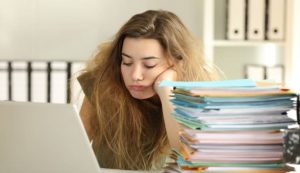 Surcharge de travail et fatigue liée à une pression constante de performance.