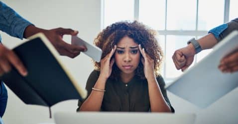 Stress et surcharge mentale liés au besoin de répondre aux attentes des autres.