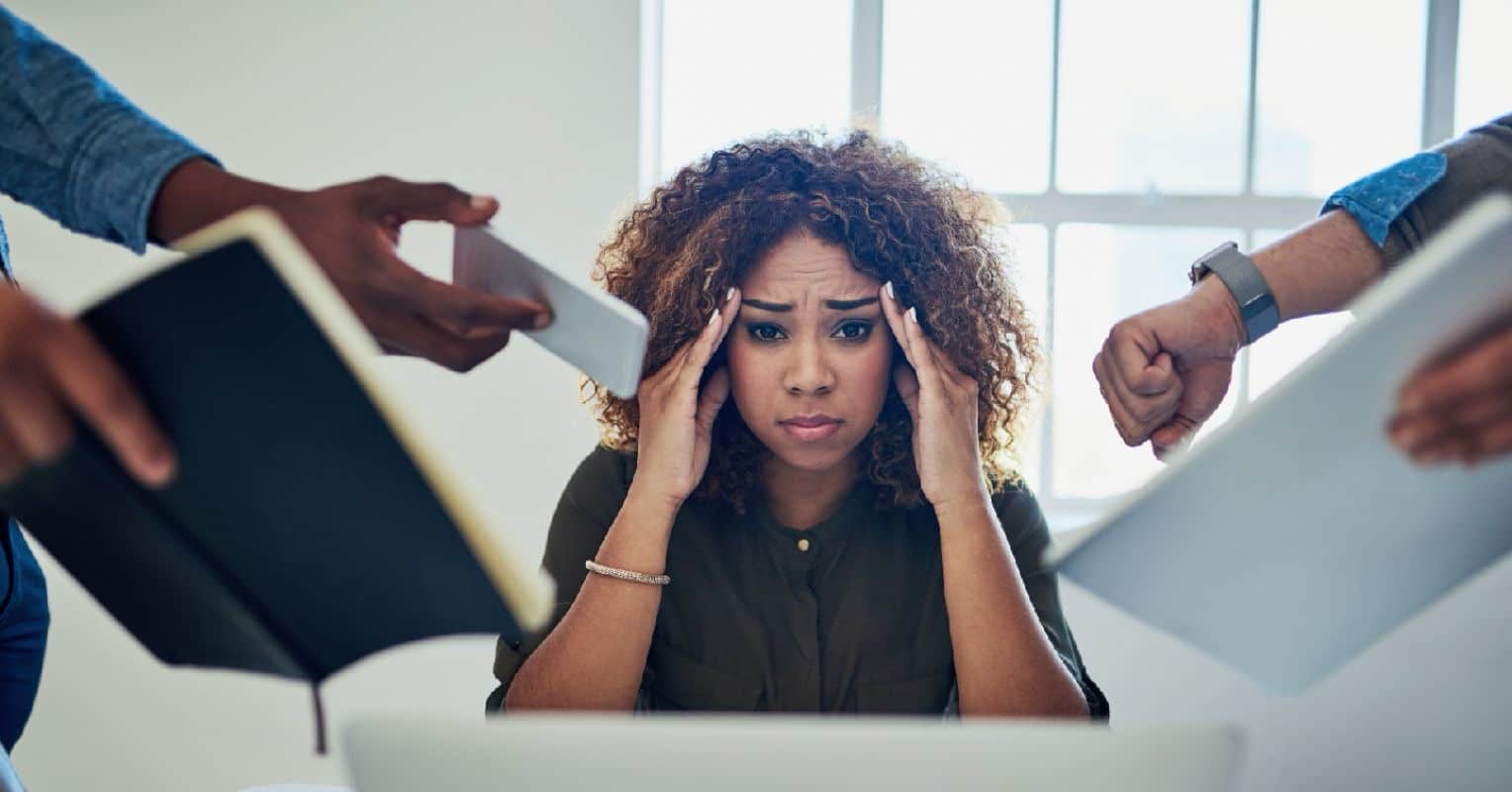 Stress et surcharge mentale liés au besoin de répondre aux attentes des autres.